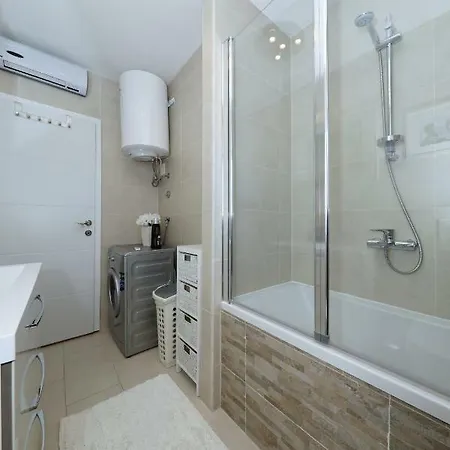 Luxury Rita, Center *