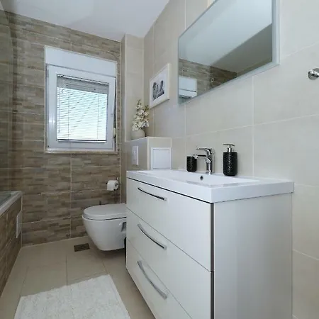 Luxury Rita, Center *