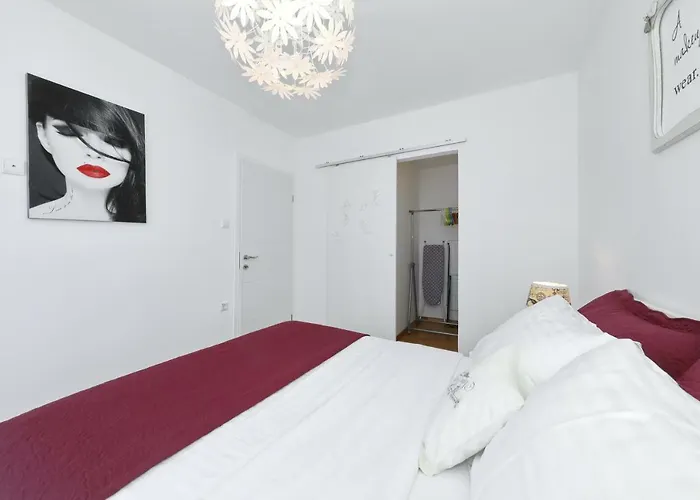 Luxury Rita, Center *