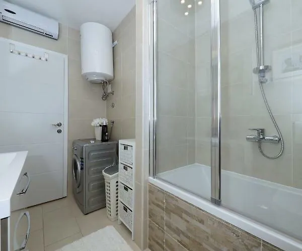 Luxury Rita, Center *