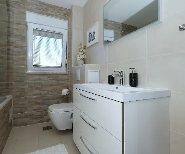 Luxury Rita, Center *